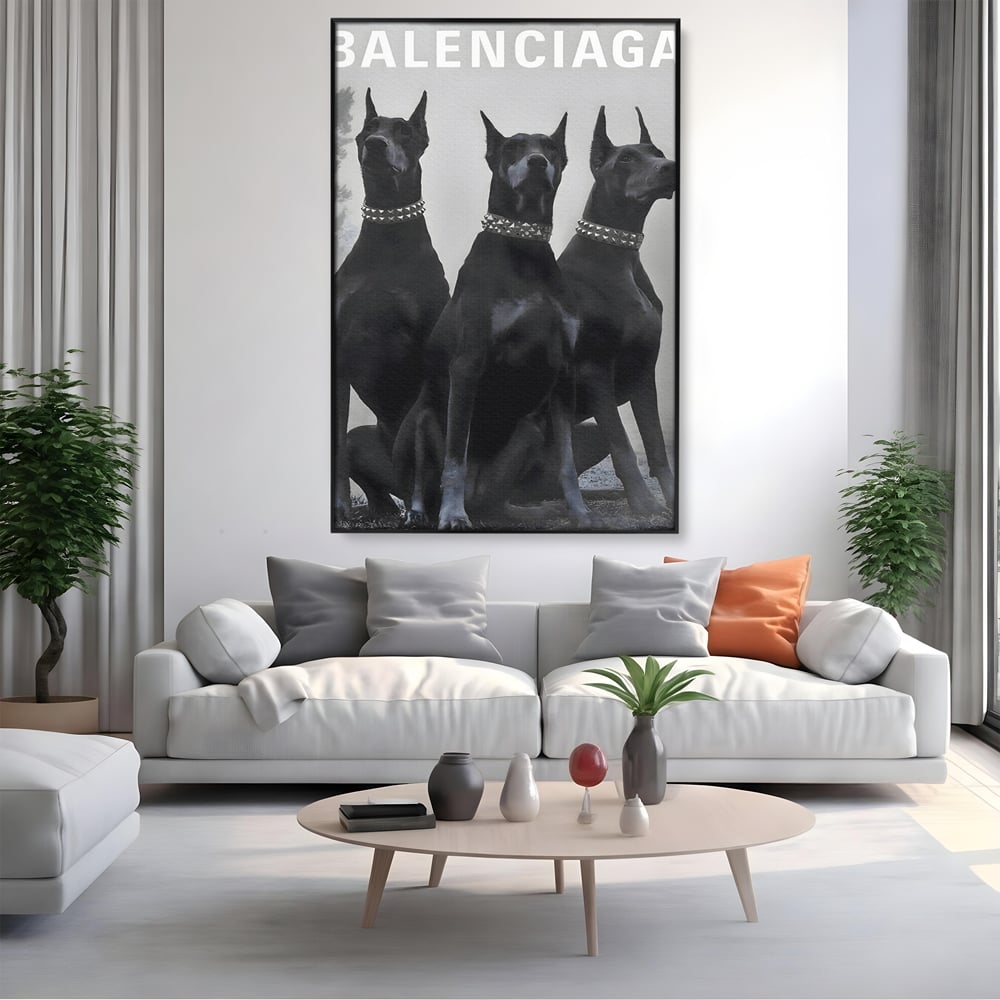 Tablou canvas cu tablou canvas cu trei dobermani, in rama de aluminiu negru, pe perete intr-un living